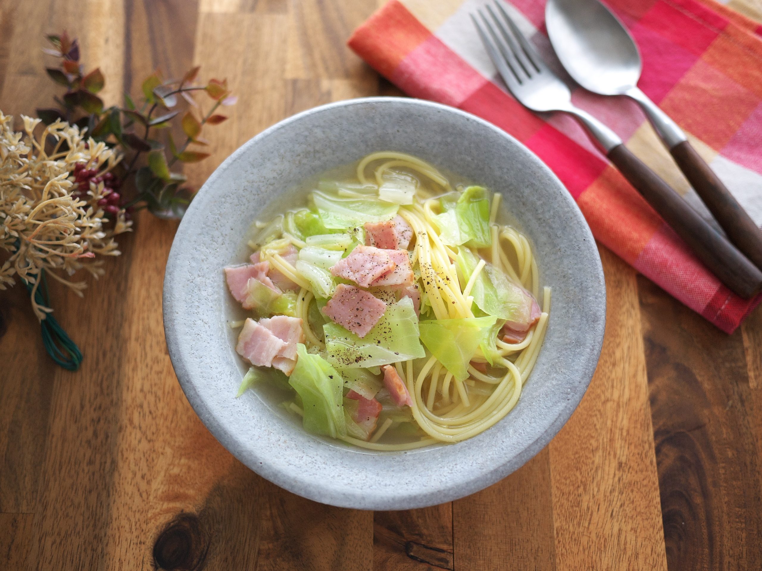 レンジで簡単！低カロリーで温まる「白菜とベーコンのスープパスタ」