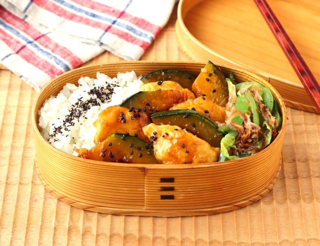 「ささみとかぼちゃのバター照り焼き」「野菜のおかか炒め」2品弁当
