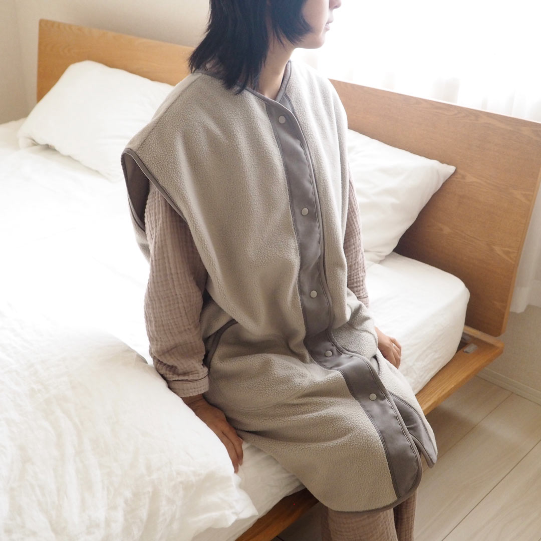 朝までぬくぬく！パジャマの上に着たまま寝られる「肩先まであったかい ボアスリーパー」