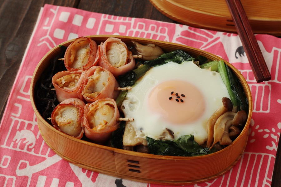 簡単「きのこと小松菜の巣ごもり卵」「ベビーホタテベーコン巻」2品弁当