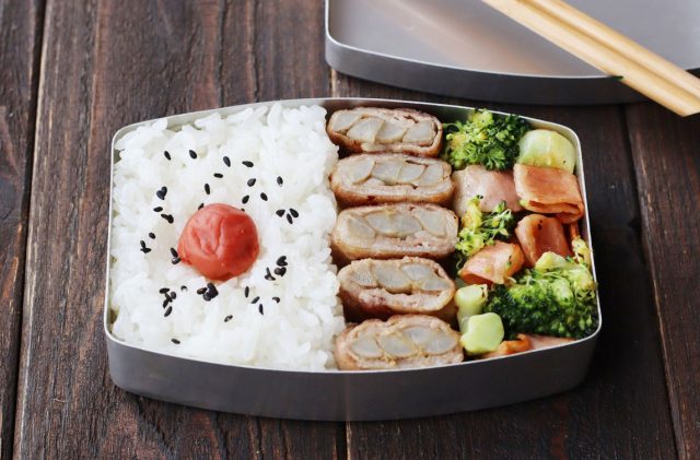 「ごぼうの味噌肉巻き」「ブロッコリーのやわらか煮」2品弁当