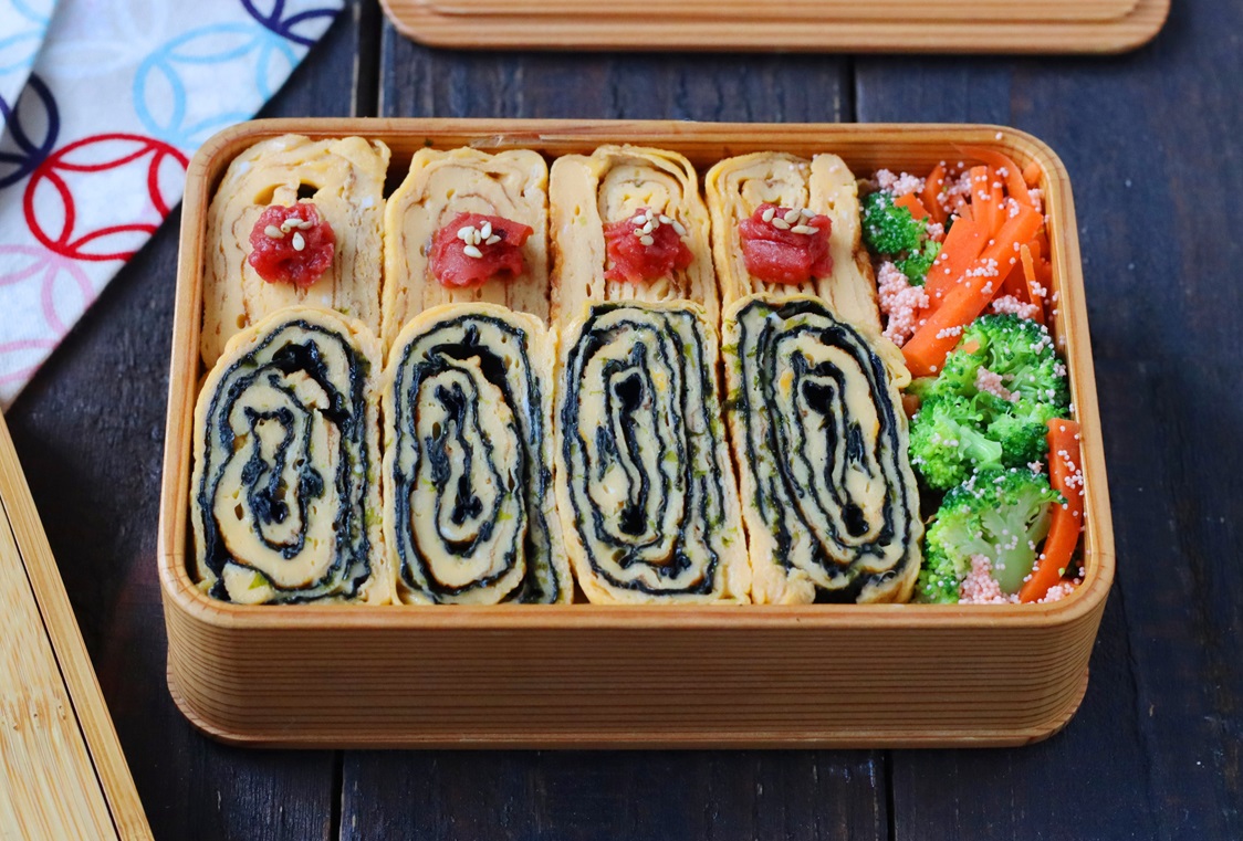 豪華見え！簡単「卵焼き丼」「ブロッコリーとにんじんのたらこ和え」2品弁当