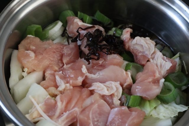 「ブリしょうが焼き丼」「水炊き風スープ」2品弁当