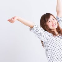 背伸びする女性