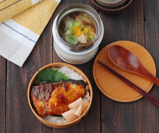 「ブリしょうが焼き丼」「水炊き風スープ」2品弁当