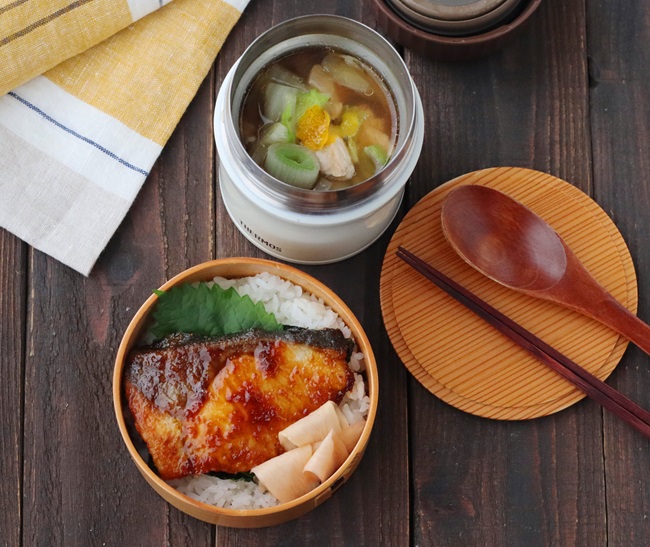 熱々スープが簡単！「ブリしょうが焼き丼」「水炊き風スープ」2品弁当
