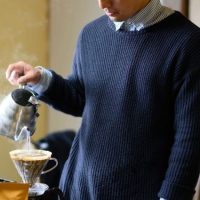 珈琲を淹れる男性
