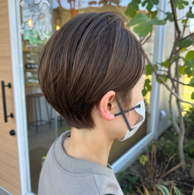 ハイライトの入ったショートヘア