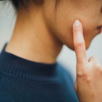 考える女性