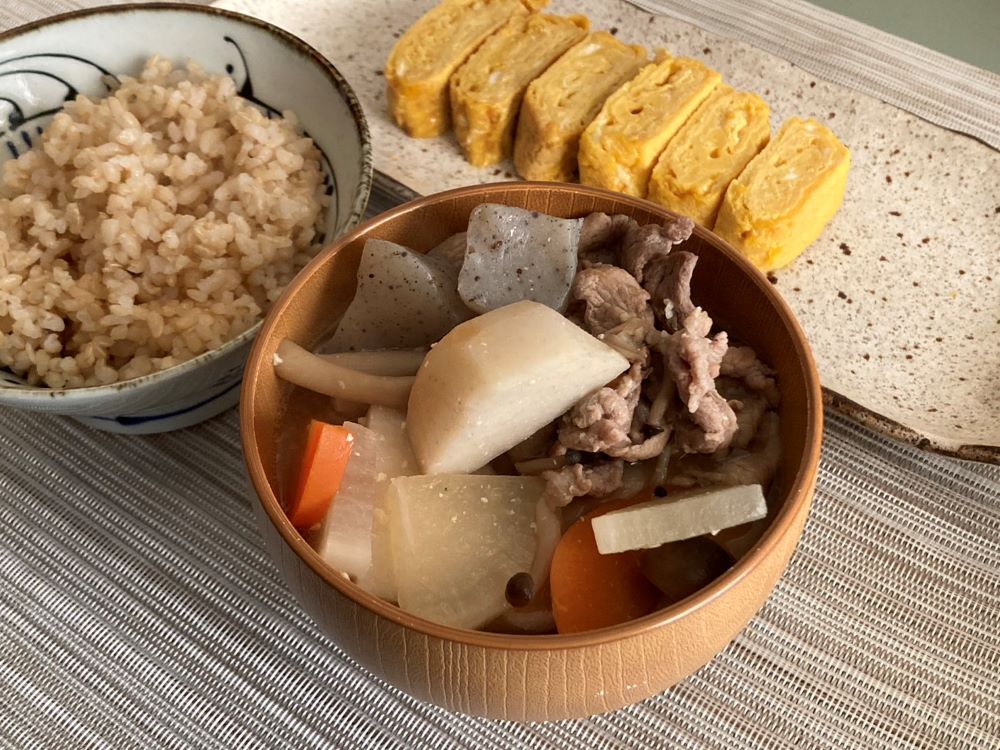 朝は温めるだけ！簡単ぬくぬく「具だくさん豚汁」の作り方