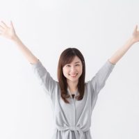 ばんざいする女性