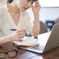 考える女性