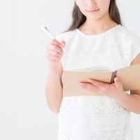 調べる女性