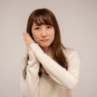 謝る女性