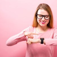 時計を見る女性