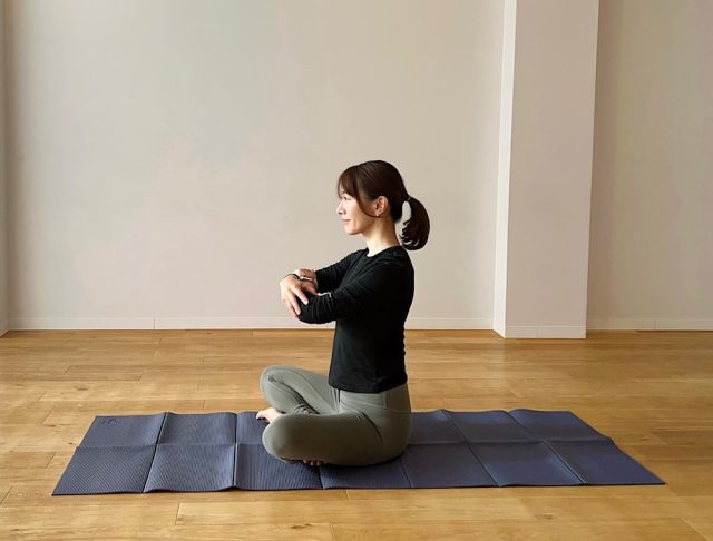上半身(お腹・背中)のエクササイズ あぐらで座る
