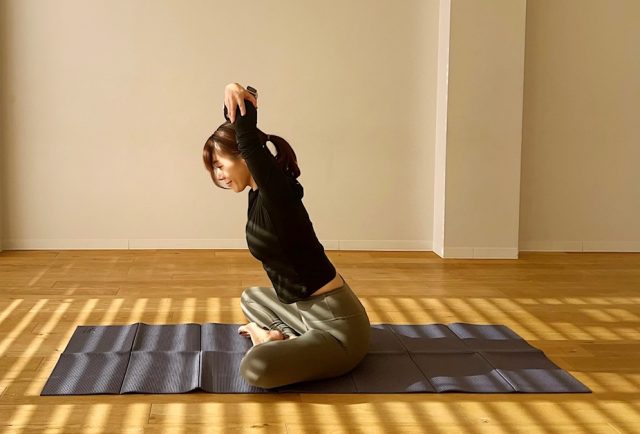 上半身(お腹・背中)のエクササイズ あぐらで座る 腕を上げる