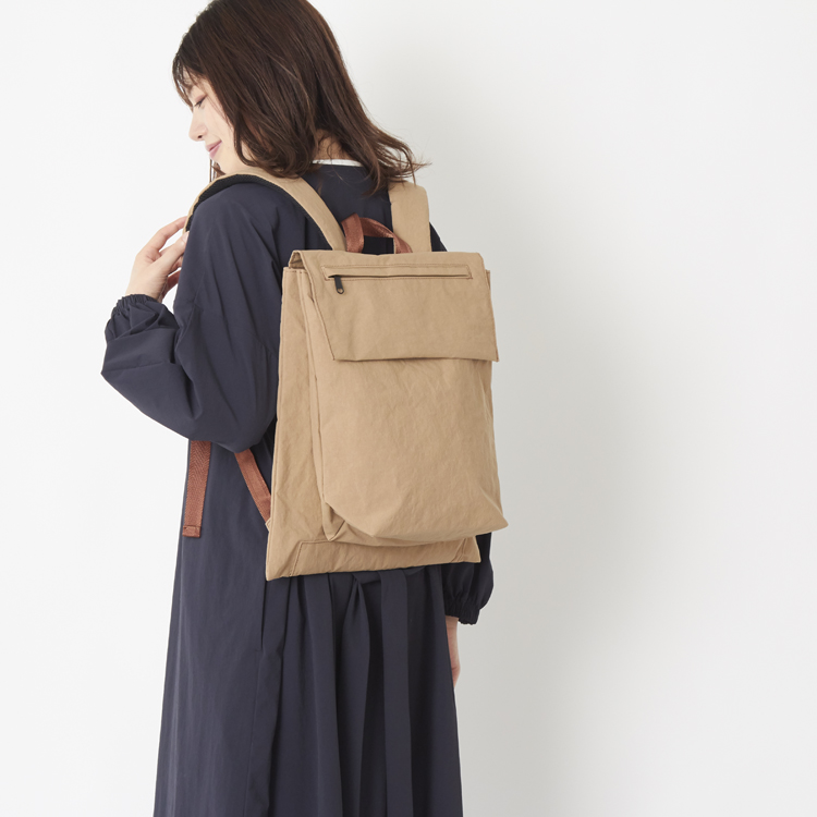 軽い！電車でも邪魔にならない「PCもお弁当も入る撥水バックパック」