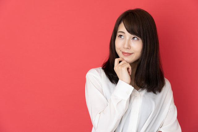 考える女性