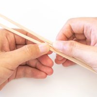 割りばしを割る手
