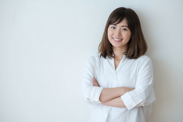 腕組みをする女性