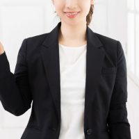 プレゼンする女性
