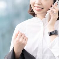 電話する女性