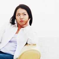 疑う女性
