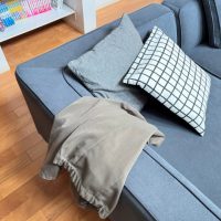 ソファーに置かれた洋服