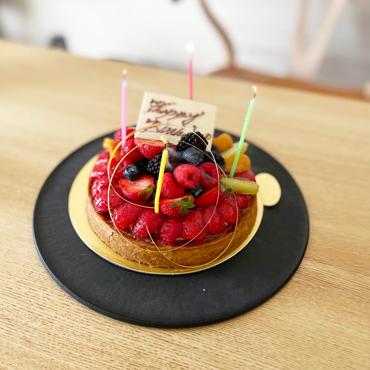 ホールケーキをのせるお皿問題が解決！まな板にもなる「チョップレート」