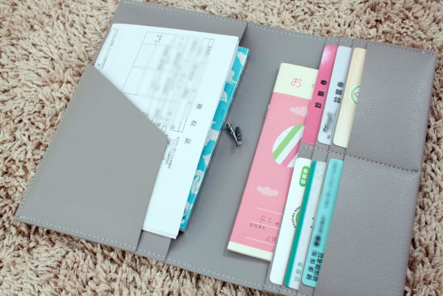 bon momentのフェイクレザーお薬手帳ケース