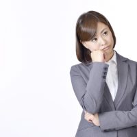 考える女性