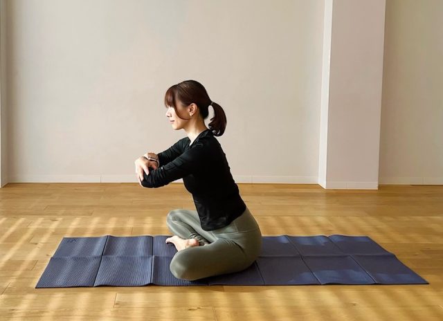 上半身(お腹・背中)のエクササイズ あぐらで座る 上体を倒す