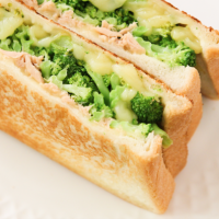 ブロッコリーとツナのホットサンド