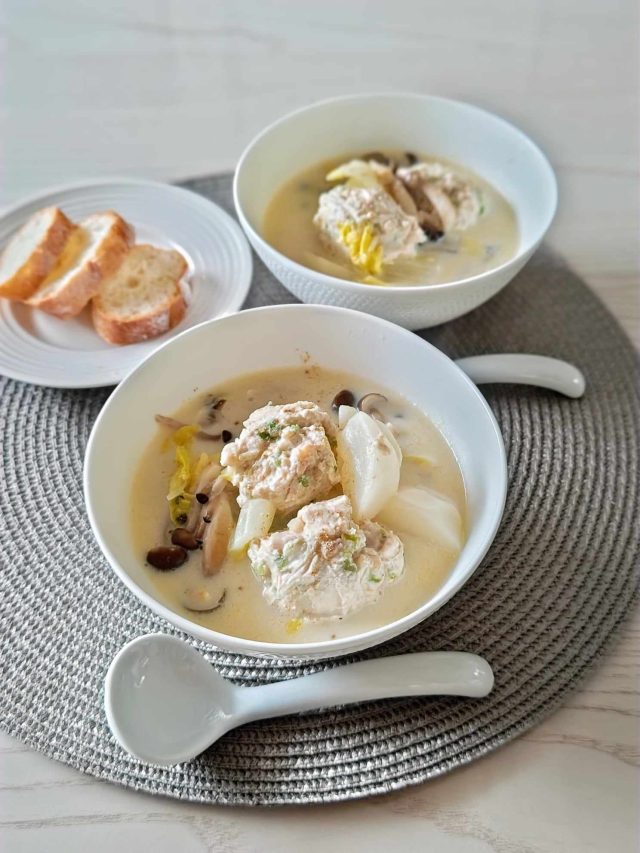 大きな鶏団子入り豆乳スープ