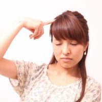 考える女性