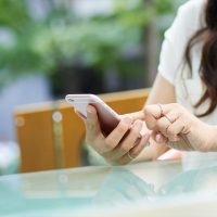 LINEする女性