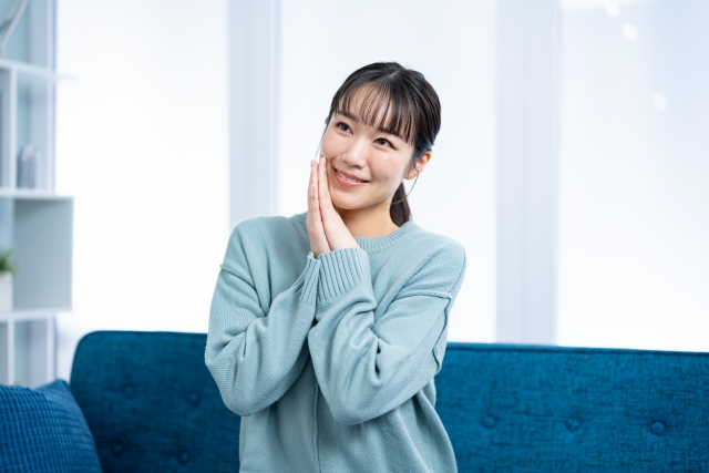 お願いをする女性