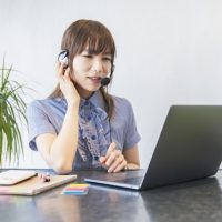 会議中の女性