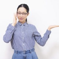 解説する女性
