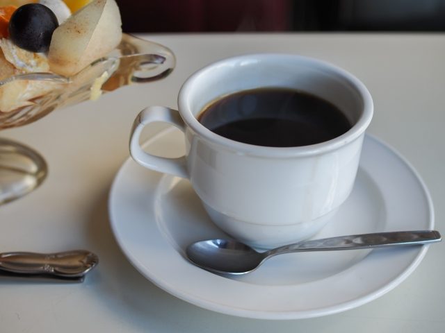 喫茶コンパル店内 プリンアラモード コーヒー