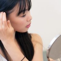 髪をみる女性
