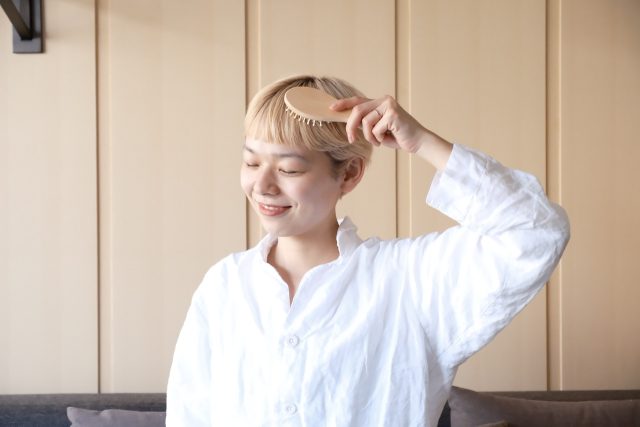 髪をブラッシングする女性