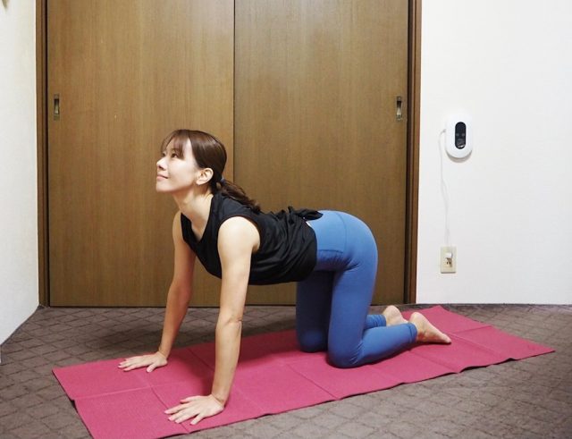 背中のストレッチのやり方。背中を反らす