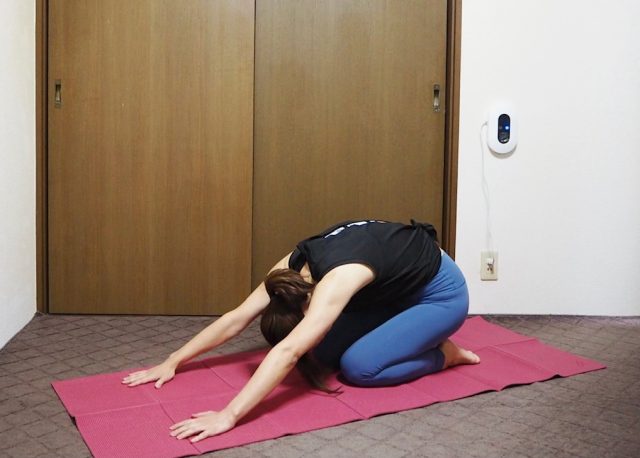 背中のストレッチのやり方。踵にあずける