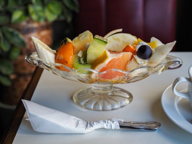 喫茶コンパル店内 プリンアラモード セット