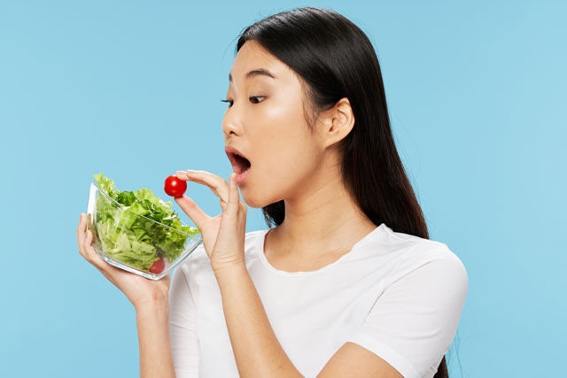 サラダを食べる女性