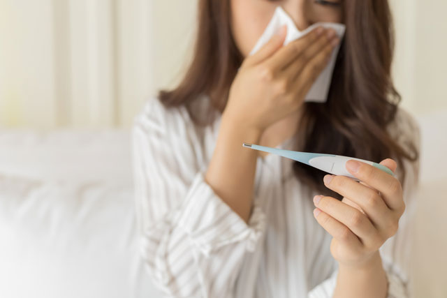風邪気味の女性