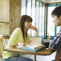 会話する男女