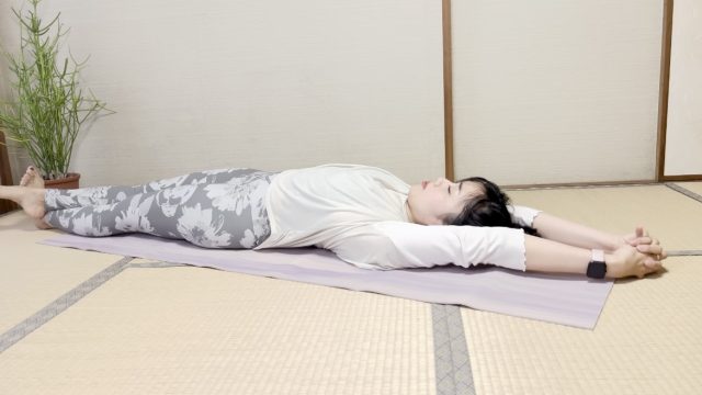 お目覚めピラティス「寝たままマーメイド」